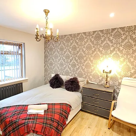 Beautiful Guest Rooms, Free Parking, 30Min Heathrow, 40Min Wembley, 60Min Central London
